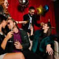Gole žene u kavezima, muškarci na uzicama: Evo kako su se provele u ekskluzivnom klubu gde je ulaz 65 evra, a piće…