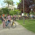 Бициклисти у протестној вожњи Београдом, блокирају једну траку Панчевачког моста