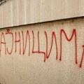 Jezive preteće poruke osvanule u centru Čačka: "Smrt izdajnicima" napisano na zidu Ekonomske škole