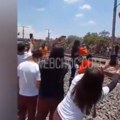 Ženu usmrtio voz dok se selfirala! Jeziv snimak nesreće kruži mrežama, prugom odjekuju vrisci turista! (video)