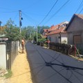 Mileševska ulica asfaltirana, ali ne onako kako je predviđeno projektom: Umesto pet metara širine asfalta, meštani dobili…