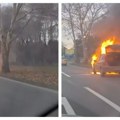 Izgoreo automobil: Požar na batajničkom putu (video)