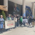 Zaposleni u Narodnoj biblioteci „Vuk Karadžić“ u štrajku 9. maja u znak podrške studentima
