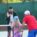 Novak otvorio teren u Beogradu na kom je trenirao kao dete, Jelena u lepršavoj suknji zaigrala tenis
