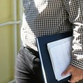 "Udarao ga je, čupao i hvatao za vrat" u Gackom nastavnika pretukao roditelj na času, radnici škole ogorčeni