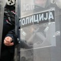 Suspendovan policajac koji je priveo osobu koja je bacala farbu na Beogradski sindikat