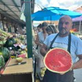 Килограм лубенице 90 динара: Тропске врућине не спречавају грађане да се расхладе сезонским воћем на пијаци
