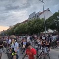 Studenti, građani, biciklisti i bajkeri ispred zgrade gradonačelnika Novog Sada