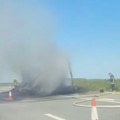 (Foto) ogroman crni dim širi se: Auto-putem Stravična scena kod Šida: Buktinja progutala kamion