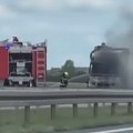 Zapalio se kamion na auto-putu kod Stare Pazove, stvara se velika gužva