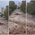 Хаос у будви: Поплава носи аутомбиле као да су од пластике, улица се претворила у реку! (видео)
