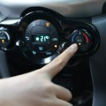 Возачи масовно користе ово дугме током паклених врућина: ауто се хлади много брже него када се укључи клима
