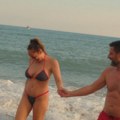 (Foto) Luna i Marko pokazali izvajana tela na plaži: Ona u mikro bikiniju, muž je drži za ruku dok šetaju obalom