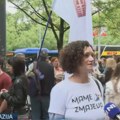 Protest roditelja đaka Jovine gimnazije ispred Ministarstva prosvete: Došli smo da razgovaramo sa ministrom, nećemo pristati…