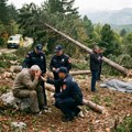 Muškarac (78) usmrtio suprugu (75) tokom seče drva: Muž sam pozvao policiju i sve priznao - Telo nesrećne žene poslato na…
