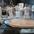 Oboren rekord na Leskovačkoj Roštiljijadi: Ispečena pljeskavica od 90,5 kg i 2 metra
