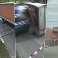 Strašan snimak, voz razneo kamion iz Bosne kao da je od kartona! Rampe na pruzi u Poljskoj spuštene s obe strane, vozač u…