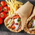 Domaći giros kao iz grčke taverne: Sočno začinjeno meso, caciki i bogat nadev u toplom pita hlebu