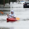 Ajkula pliva ulicama Nju Džerzija; Meštani je gledali sa kućnog praga VIDEO