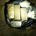 Uhapšen muškarac u Ostružnici: U porodičnoj kući držao ručnu bombu, vagicu, heroin i više od 22.000 evra (video)