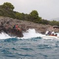 Užasna nesreća u zalivu kod Tivta: Talasi bacali ljude na stene, jedna osoba se utopila, tri povređene