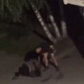 Jezivi snimak iživljavanja nad ženom: Muškarac iz Sarajeva pesnicama udarao u glavu i šutirao devojku pored policijske…