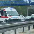 Kombi udario muškarca dok je pretrčavao auto-put! Nesreća na Autokomandi, čovek leži bez svesti (foto, VIDEO)