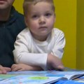 Mali Ilija iz Odžaka čudo od deteta! Samo su mu 3 godinice, a zna što ne zna ni većina odraslih! Sjajno se zabavlja bez…