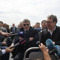 Vučićeva prvomajska ekskurzija: Obećava leteći taksi, a zaglavio se autobusom – u blatu