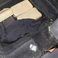 Суботичани ухапшени са 2 КГ хероина: Полиција им ставила лисице у "форду" у ком су превозили четири пакета (фото)