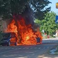 Zapalio se automobil u pokretu u Bunuškom Čifluku, vatra zahvatila i parkirano vozilo (video)