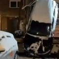 Neviđena scena u Berlinu: Šlep služba uništila auto prilikom odnošenja! (VIDEO)