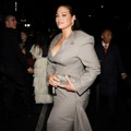 Žena sa najraskošnijim oblinama bacila manekenke u drugi plan: Plus size mankenka zasenila u pripijenom sivom odelu