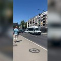 Sudarili se auto i mini bus: Haos na Autokomandi: Od siline udara na vozilu otpao branik (video)