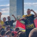 (Foto, video) heroj gudurić pred više desetina hiljada navijača: Parada na ulicama Istanbula povodom osvajanja Evrolige