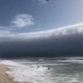 Pogledajte džinovski cunami na nebu: Ogromni valjkasti oblak zaprepasto kupače (video, foto)