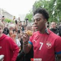 Deca trčala centrom grada da stignu i vide poznatog američkog Jutjubera, čak i kroz Terazijski tunel