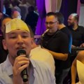 Lepili mu evre na čelo: Uroš Živković za refren pesme uzeo 3000 evra: Posle mu mikrofon uzela ova koleginica (foto)