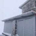 Sneg zavejao Grčku! Donedavno se turisti kupali u moru, sad već mogu da se grudvaju