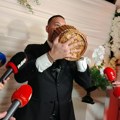 Uroš Živković pije rakiju koju je pravio tata Tamare Milutinović: Priznao da će se pevati pesme pokojnog Halida Bešlića (foto)…