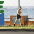 Nakon zatvora otišao na egozično ostrvo: Nikola Sarkozi u ležernom izdanja fotografisan tokom džoginga