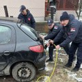 Dete od godinu i po dana ostalo zaključano u automobilu, spasili ga kragujevački vatrogasci