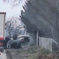 (Foto) Automobil potpuno smrskan, završio na krovu: Teška saobraćajna nesreća na putu Čačak-Kraljevo, strahuje se da ima…