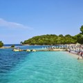 Najstriktnija plaža u Evropi: Zid razdvaja muškarce i žene već 120 godina, a potez turistkinje razbesneo je lokalno…