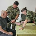 Помоћ војних лекара мештанима села Лопардинце (Фото) фото галерија
