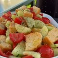 Ne bacajte stari hleb: Možete od njega napraviti ovu italijansku salatu
