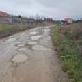Meštani Goločelske ulice bez asfalta više od tri godine. Stari skinut, godinama čekaju na obećani novi