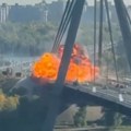 (Video) Ruski dron pogodio veliki kijevski most dok su preko njega prolazili automobili! Jezivi snimci sa lica mesta