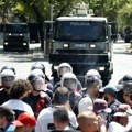 Protest studenata u Tirani, ciglama na zgradu Ministarstva prosvete, policija uzvratila: „Albaniji potrebno rušenje sistema…