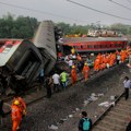 Ljudi i dalje zarobljeni ispod vagona nakon sudara vozova: Najgora železnička nesreća u Indiji za 20 godina